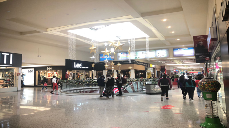 Varios clientes se dieron cita en los centros comerciales de Quito por las compras navideñas. Foto: Julio Estrella / El Comercio