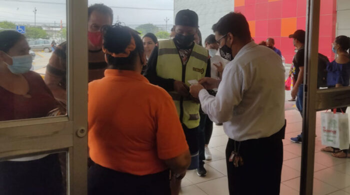 Los controles se realizaron en los centros comerciales de Guayaquil, después de la disposición del Ministerio de Salud. Foto: Mario Naranjo/ EL COMERCIO