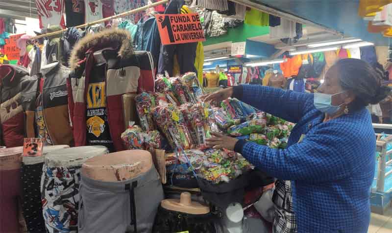 Los comerciantes alistan sus productos y promociones para atraer a los clientes. Foto: Ivonne Mantilla / EL COMERCIO