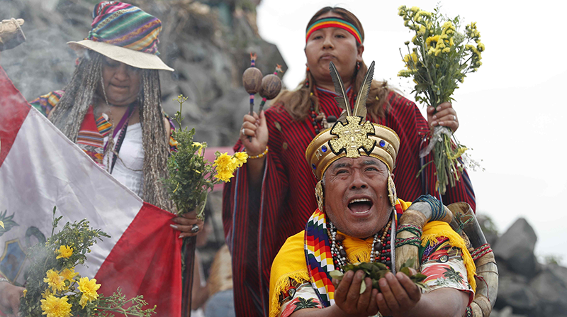 Chamanes y curanderos peruanos realizan la ceremonia en que hacen sus predicciones para el 2022. Foto: EFE