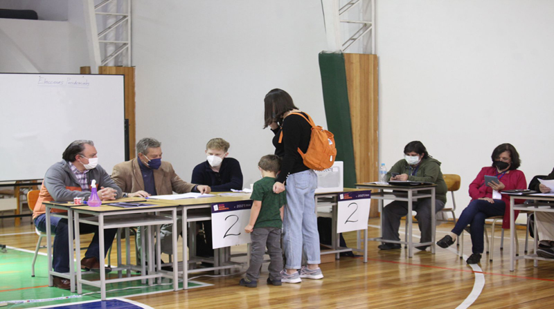 Ciudadanos chilenos acudieron a ejercer su voto en las instalaciones de la Universidad Tecnológica Equinoccial (UTE) . Foto: Julio Estrella / El Comercio