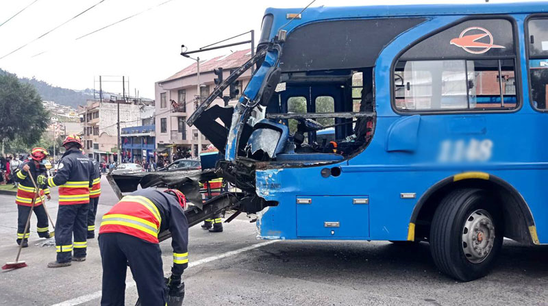 Los Bomberos ayudaron a cuatro personas que resultaron con heridas leves, tras el choque de los buses. Foto: Bomberos Quito