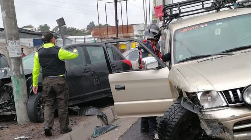 El auto negro se chocó contra un poste, en el siniestro de tránsito registrado en la autopista General Rumiñahui. Foto: Cuerpo de Bomberos de Rumiñahui