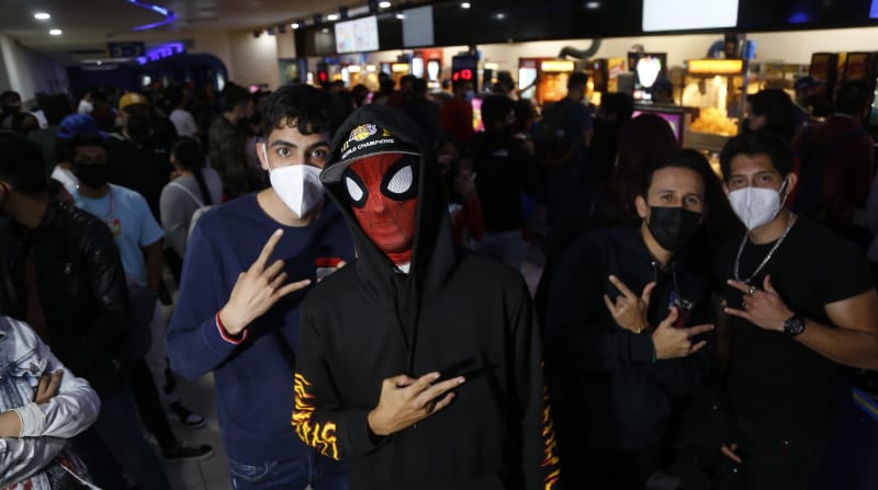 Fanáticos acuden a ver el estreno de la película 'Spider-man: No Way Home', este 16 de diciembre del 2021, en Guadalajara, estado de Jalisco (México). La taquilla mundial de 2021 ascenderá a USD 21 600 millones, lo que casi duplica los USD 12 000 millones conseguidos en 2020. Foto: EFE