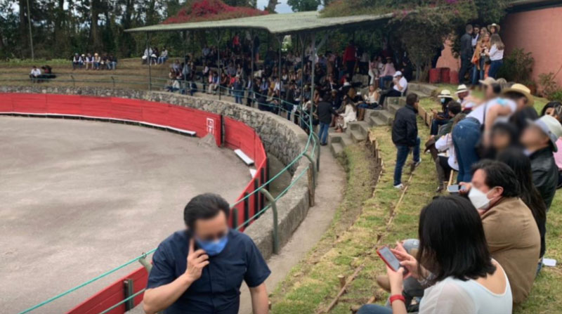 Personas sin mascarillas ni distanciamiento fueron encontradas por los agentes de Control del Municipio en plazas de toros clandestinas en Yaruquí y Nono, durante el feriado por fiestas de Quito. Foto: Twitter Agencia Metropolitana de Control