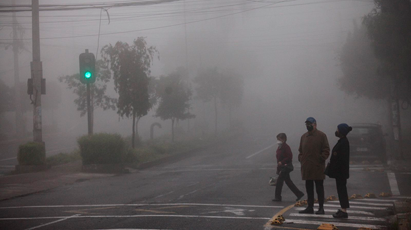 Presencia de neblina la mañana de este miércoles 22 de diciembre del 2021 en Quito. Foto: Julio Estrella / EL COMERCIO