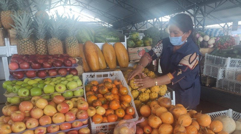 En el mercado de Tumbaco se firmaron 250 convenios con los comerciantes autónomos no regularizados para ser parte de los corredores comerciales. Foto: Ivonne Mantilla/ El Comercio
