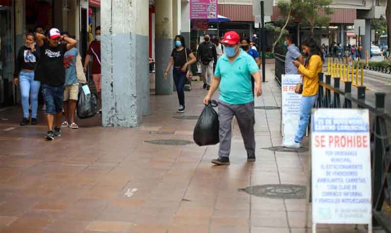 Las veredas del sector de la Bahía, en el centro de Guayaquil, se encuentran liberadas. 355 agentes municipales evitan que los comerciantes informales estrechen el paso en las aceras. Foto: cortesía Municipio de Guayaquil