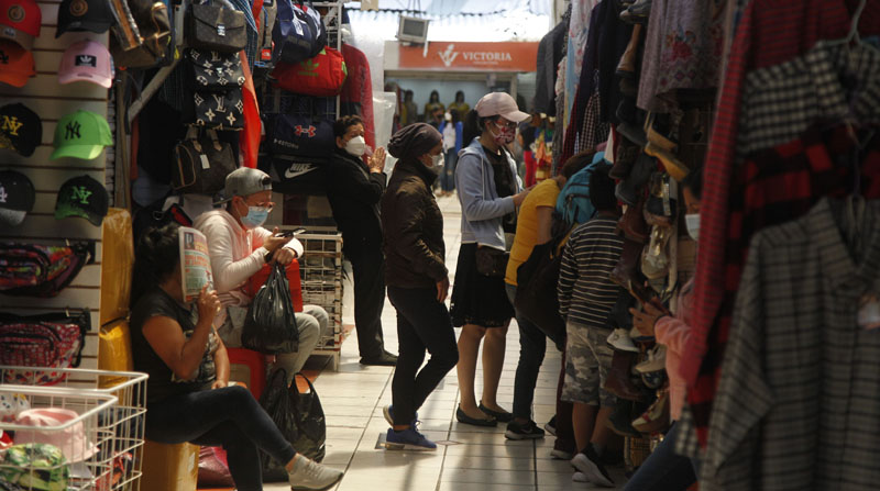 Centros comerciales deben extender sus horarios de atención de 09:00 a 23:00 para evitar aglomeraciones. Foto Galo Paguay / El Comercio