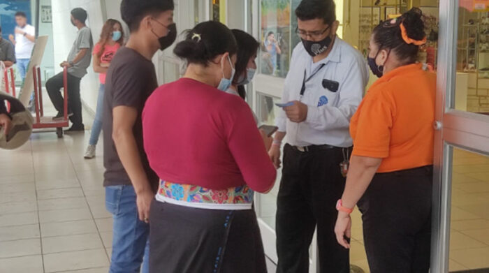 Las personas reclamaban por los controles que se instalaron en los ingresos a los centros comerciales en Guayaquil. Foto: Mario Naranjo/ EL COMERCIO