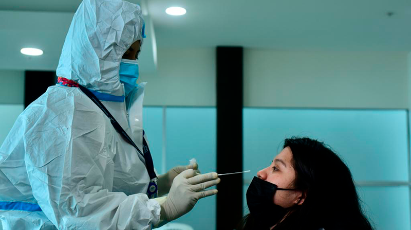 En el área de arribos internacionales del Aeropuerto de Guayaquil el Ministerio de Salud controla la presentación obligatoria del carné de vacunación y de la prueba PCR. Foto: Enrique Pesantes/ EL COMERCIO