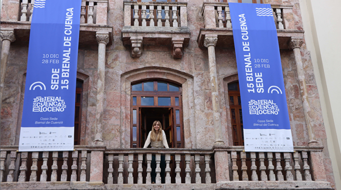 Fotografía cedida por la Bienal de Cuenca que muestra a la curadora española Blanca De la Torre en el balcón de la Casa Bienal, el 3 de diciembre de 2021, en Cuenca. Foto: EFE