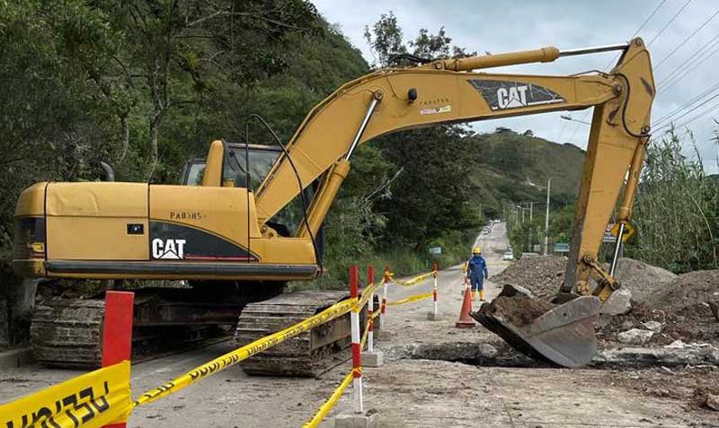 En la vía Cuenca-Girón-Pasaje se realizan trabajos de mantenimiento desde el kilómetro 14 al 53. Foto: Twitter Obras Públicas