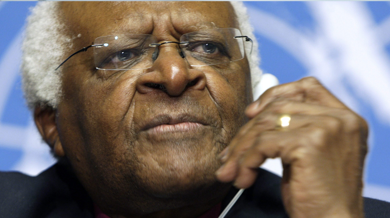 Desmond Tutu de Sudáfrica, arzobispo y premio Nobel de la Paz, observa durante una conferencia de prensa sobre el informe de la misión de investigación de alto nivel en Beit Hanún en el edificio de las Naciones Unidas en Ginebra. Foto: EFE