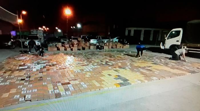 Centenas de bloques de cocaína fueron incautados durante un allanamiento a una vivienda en Guayaquil. Foto: Captura de video