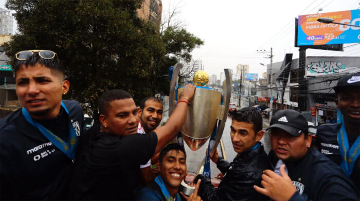 El plantel del IDV realizó un recorrido por Quito con la copa de la LigaPro. Foto: Twitter @IDV_EC