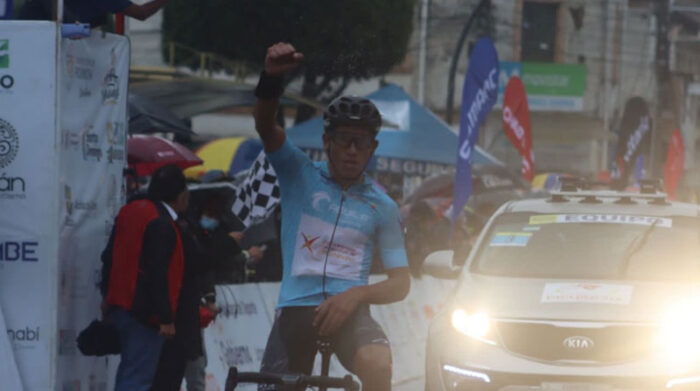 Wilson Haro en el momento que cruza la meta de la sexta etapa de la Vuelta, en Tulcán. Foto: @DeporteEc