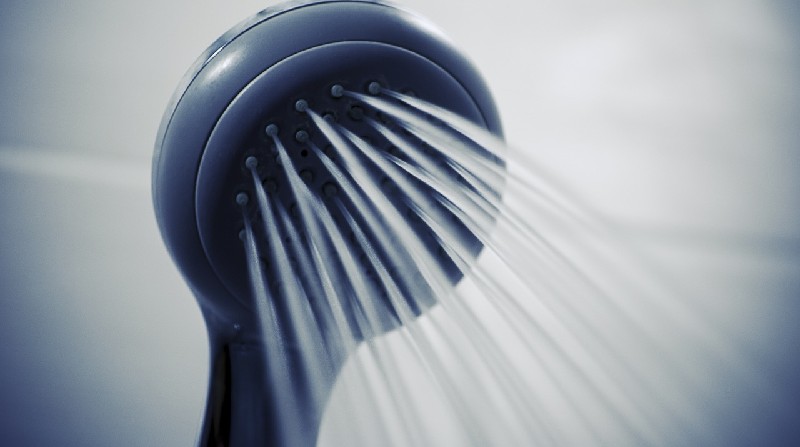 “Fue un duchazo corto”, respondió un abogado ante los reclamos luego de aparecer en cámara mientras se secaba con una toalla. Foto: Pixabay