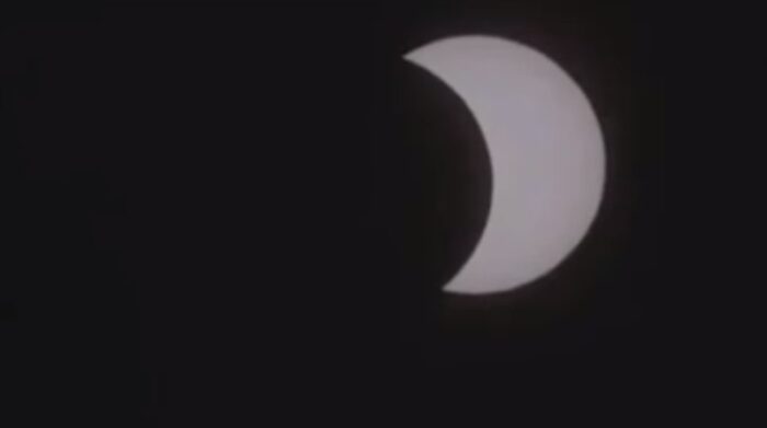 La Luna se interpuso ante el Sol y proyectó una sombra sobre la Tierra hasta producir un eclipse solar total. Foto: Captura