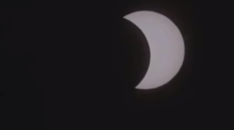 Un impresionante eclipse solar se vio en la Antártida