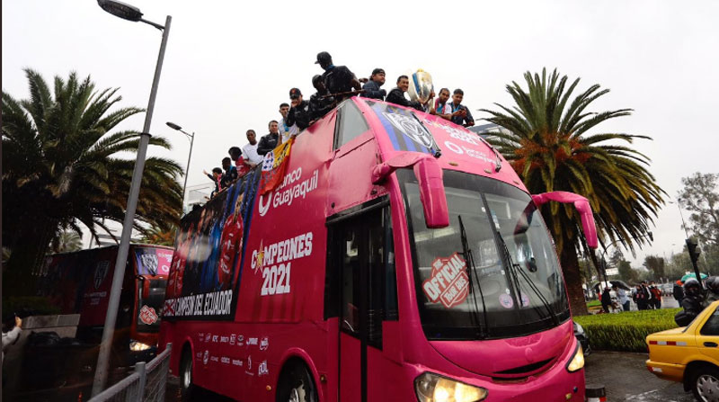 El plantel del IDV empezó la caravana desde el norte de Quito y finalizará en el estadio Banco Guayaquil. Foto: Twitter IDV