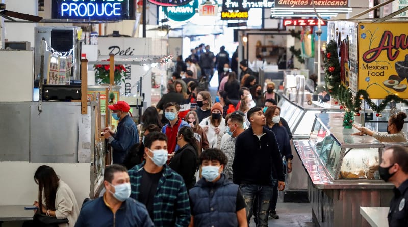 Anthony Fauci dijo que la variante más reciente del virus "se está propagando velozmente por todo el mundo". En la foto, personas, algunas sin mascarilla, caminan por el Grand Central Market en Los Ángeles, EE.UU. Foto: EFE