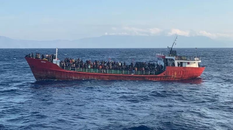Barcaza con inmigrantes rescatados el pasado 29 de octubre del 2021 cerca de la isla de Creta. Foto: Hellenic Coast Guard