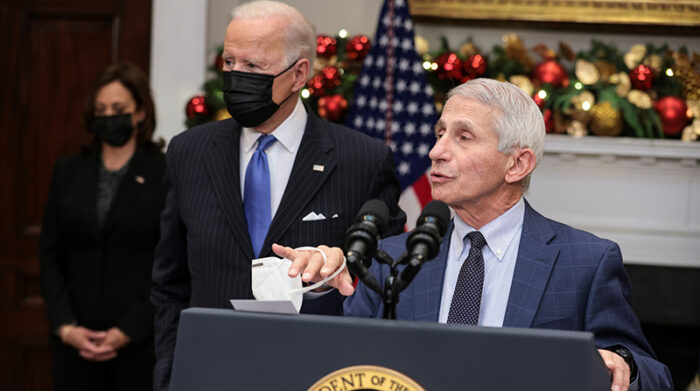 Anthony Fauci junto al presidente estadounidense Joe Biden. Foto: EFE