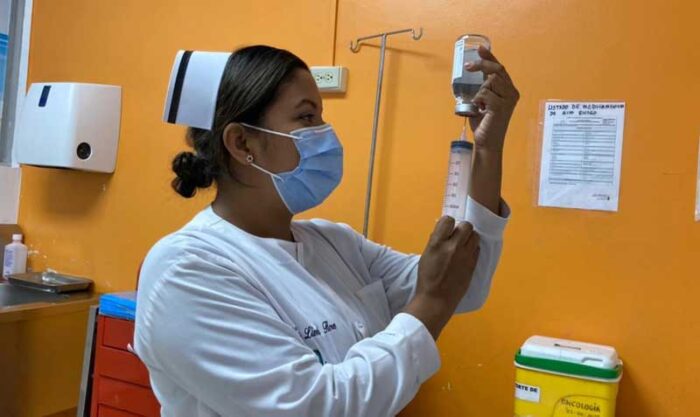 La licenciada Lizeth Flores trabaja en el Hospital Francisco de Icaza Bustamante. Foto: cortesía