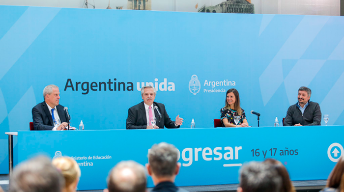 Alberto Fernández (centro) durante un programa gubernamental el 13 de diciembre del 2021. Foto: Twitter @alferdez