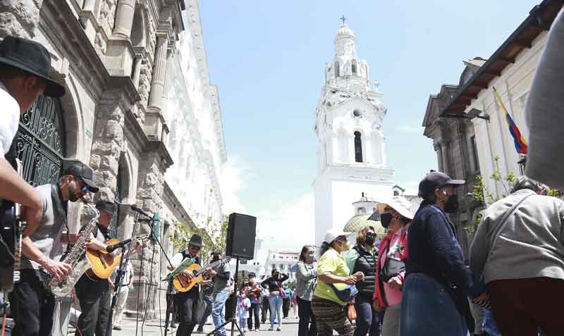 Personas que circulan por la calle García Moreno bailan con Aqui ta music band. Foto: Diego Pallero / EL COMERCIO