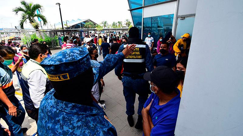 Decenas de usuarios acudieron a las afueras de la Terminal Terrestre de Guayaquil, donde entregaron 300 turnos para la toma gratuita de pruebas de antígeno de covid-19. Foto: Enrique Pesantes / EL COMERCIO