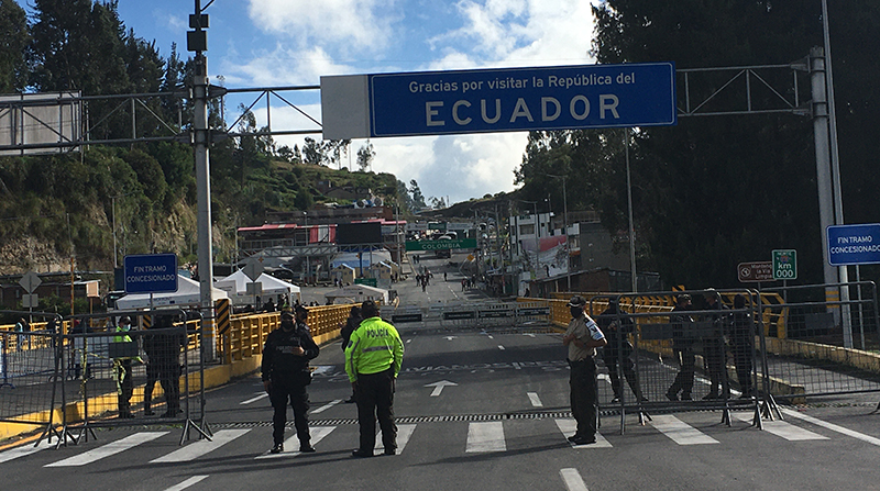 Policías llegaron al puente de Rumichaca para evitar desmanes. Foto: José Luis Rosales / EL COMERCIO