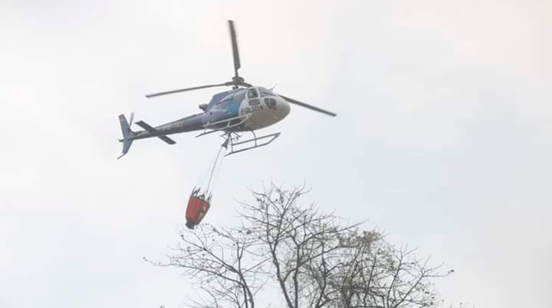 Helicópteros de la Fuerza Aérea Ecuatoriana, Aeropolicial y de Bomberos de Quito han colaborado con la extinción de las llamas. Foto: Cortesía Municipio de Guayaquil