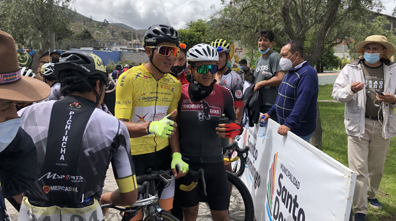 El ciclista Steven Haro ganó la Vuelta al Ecuador, tras terminar la etapa disputada en la Mitad del Mundo. Foto: Carlos Rojas/ EL COMERCIO