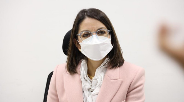 Ximena Garzón, ministra de Salud, exhortó a la población a evitar eventos masivos y completar el esquema de vacunación. Foto: MSP