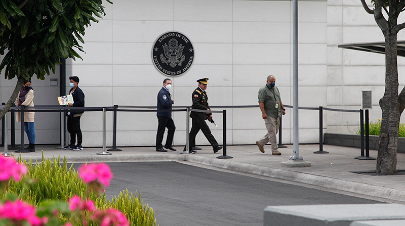 El General de Policía Víctor Araus al salir de la Embajada Norteamericana el miércoles 15 de noviembre. Foto: Galo Paguay / EL COMERCIO
