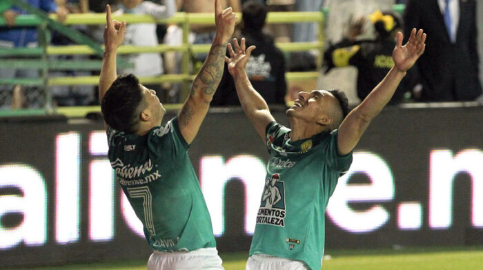 Víctor Dávila (i) y Ángel Mena de León celebran un gol ante Atlas. Foto: EFE