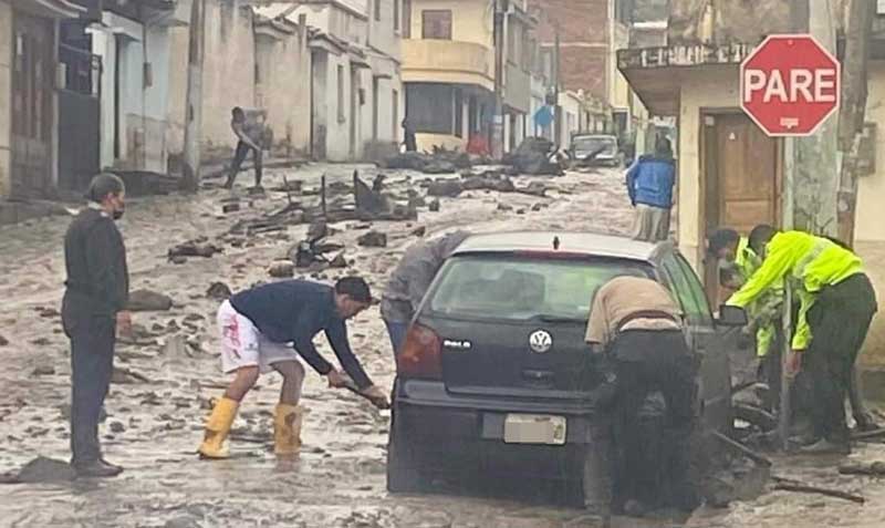 En Guano, Chimborazo, varios vehículos quedaron atrapados por la crecida del río. Foto: Twitter