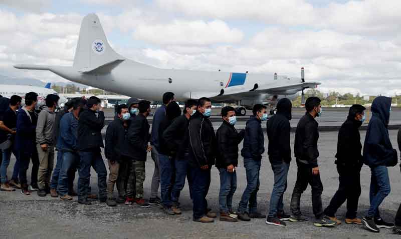 El 8 de diciembre del 2021 arribaron a Guatemala tres vuelos con deportados, procedentes de Estados Unidos. Foto: EFE