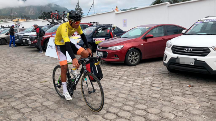 Steven Haro a su llegada para la última etapa de la Vuelta Ciclística al Ecuador. Foto: EL COMERCIO