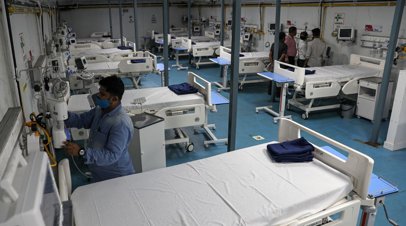 En India, las autoridades sanitarias han ordenado preparar áreas para atender pacientes de covid-19 luego del aparecimiento de la nueva variante Ómicron. Foto: EFE