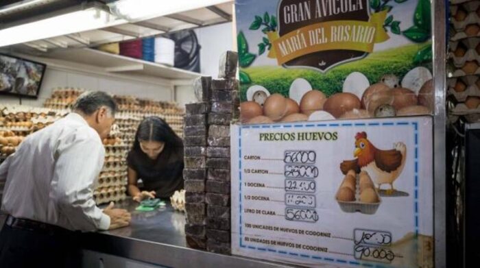 En un mercado de Caracas, el valor de una cubeta de huevos llega a un poco más del salario mínimo mensual. Foto: EFE