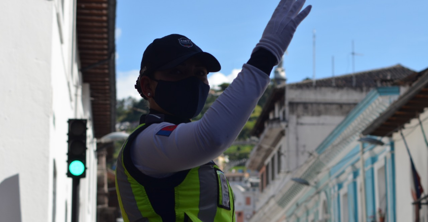 Los agentes controlarán el paso de los vehículos en vías de ingreso y salida de Quito, así como en los exteriores de los centros comerciales y lugares con mayor afluencia. Foto: Twitter AMT