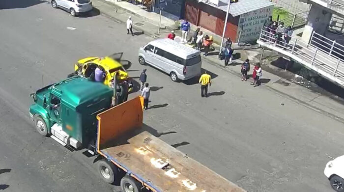 La plataforma y el taxi se impactaron a pocos metros del siniestro del bus y una camioneta, en la av. Panamericana, en Tambillo. Foto: ECU 911
