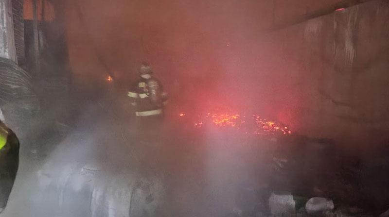 50 bomberos y 20 vehículos trabajan para sofocar un incendio registrado en una fábrica en Calacalí, noroccidente de Quito. Foto: Twitter Bomberos Quito
