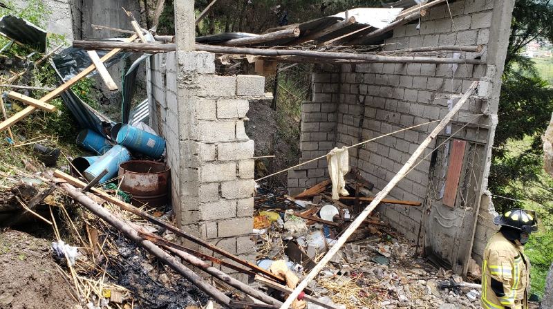 La pequeña vivienda construida de bloques, madera y techos de zinc quedó totalmente destruida a causa de la explosión. Foto: Cuenta oficial de Twitter @BomberosPaute