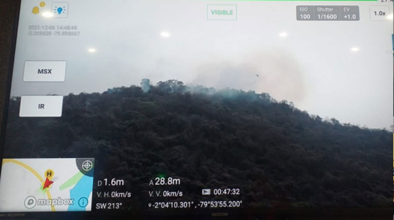 El Cuerpo de Bomberos de Guayaquil realiza el monitoreo de la zona afectada por el incendio en el cerro Colorado. Foto: Twitter Bomberos Guayaquil