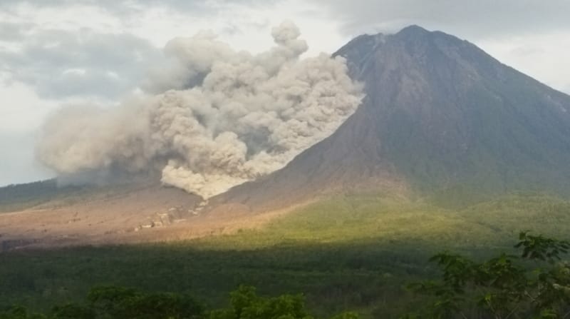 La nueva erupción del volcán Semeru de primera hora de la mañana de este 19 de diciembre del 2021 ha arrojado una columna de ceniza de dos kilómetros de altura, según el Centro de Vulcanología y Mitigación de Riesgos Geológicos de Indonesia. Foto: PVMBG