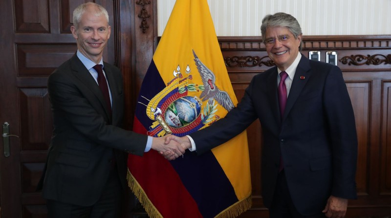 Guillermo Lasso presentó el portafolio de inversiones de Ecuador al deleado de Comercio Exterior de Francia, Franck Riester. Foto: Twitter / Guillermo Lasso